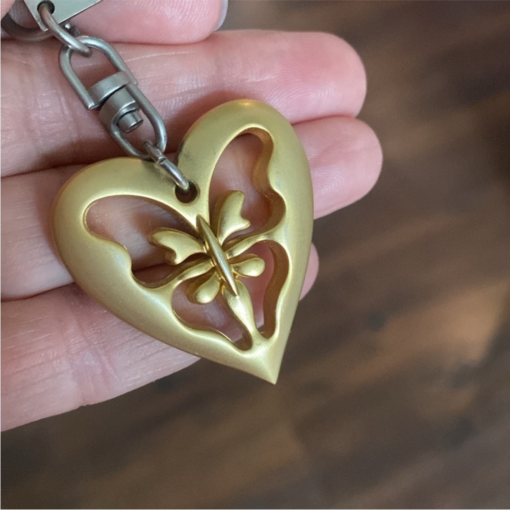 St. John Keyring Heart & Butterfly Matte Gold Tone Key Holder Bag Purse Charm - Picture 8 of 9